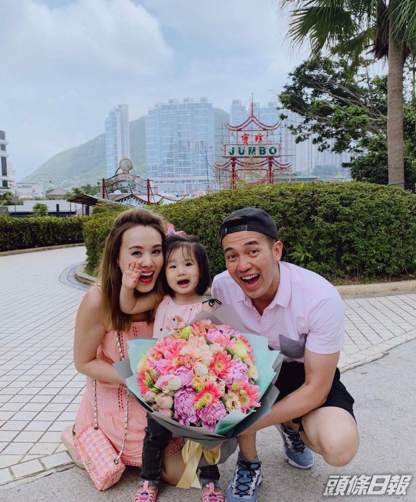 楊洛婷一家三口去打卡。